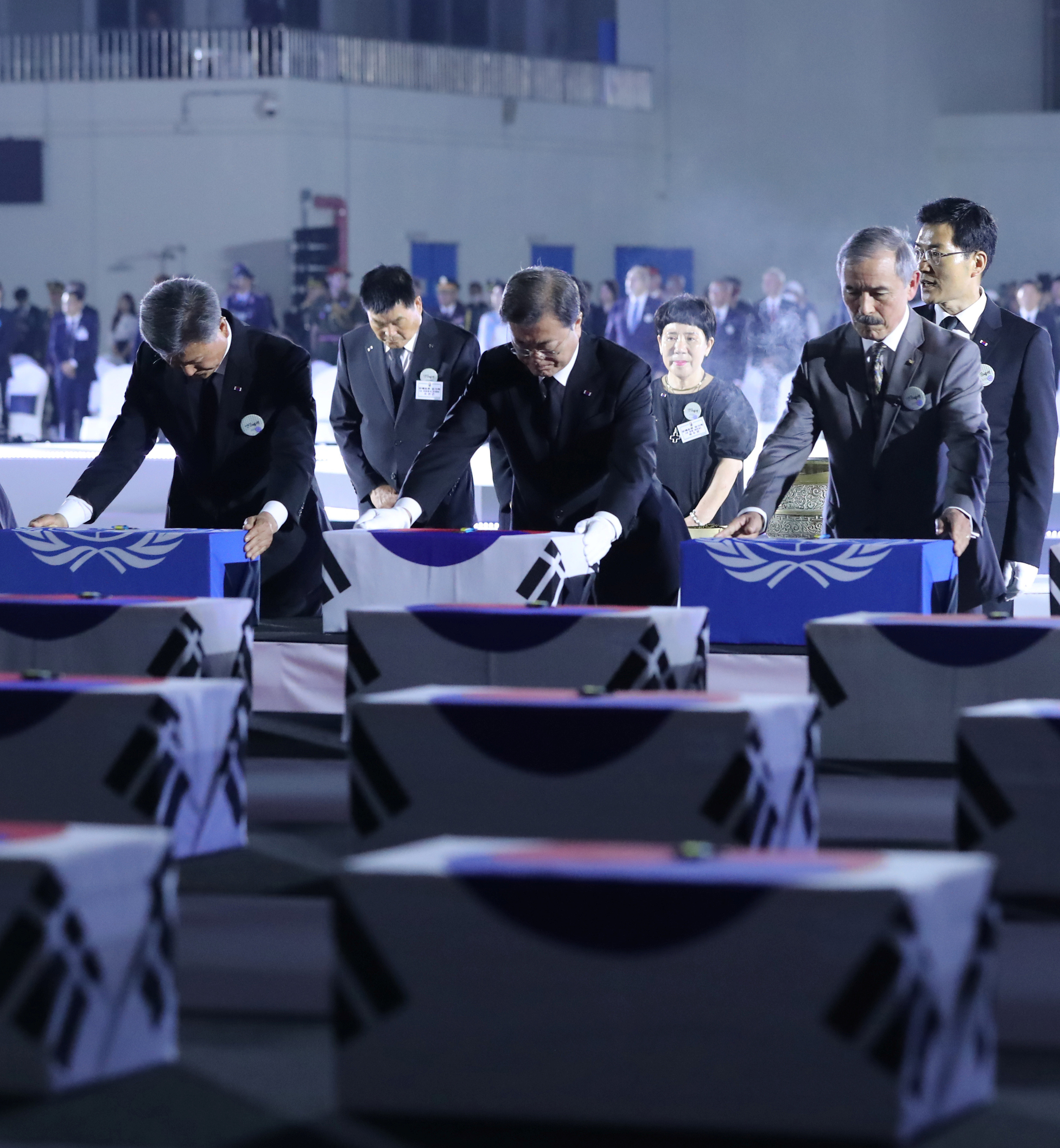▲▼文在寅至首爾機場，出席韓戰70周年紀念典禮。（圖／路透社）