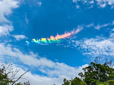 雲朵燒起來！　東京上空出現罕見「7色火彩虹」市民衝出門搶拍