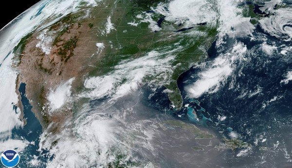 ▲美國國家海洋暨大氣總署（NOAA）24日的衛星圖像顯示，來自撒哈拉地區的沙塵暴從加勒比海逼近美國。（圖／路透）