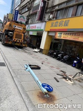 ▲▼吊車突然故障，駕駛將整台車開上人行道撞毀公車站牌。（圖／記者邱中岳翻攝）