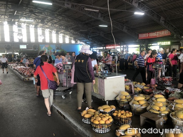 ▲台南市政府消保官，前往玉井區青果集貨場加強查核宣導，維護芒果故鄉的好名聲。（圖／記者林悅翻攝，下同）