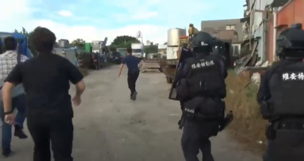 警方前往新北、桃園等地搜索18處黑幫據點。（刑事局提供）