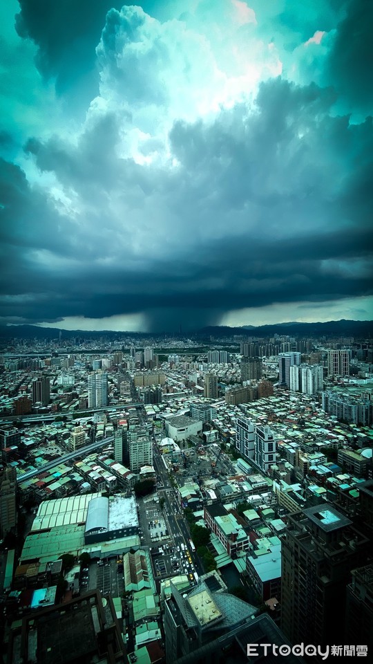 ▲▼大雷雨襲北部！網友拍下驚人「雨瀑」。（圖／網友郭國楨授權提供）