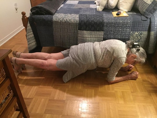 ▲▼網友的100歲阿嬤能撐體30秒，讓許多年輕人汗顏。（圖／翻攝自Reddit）