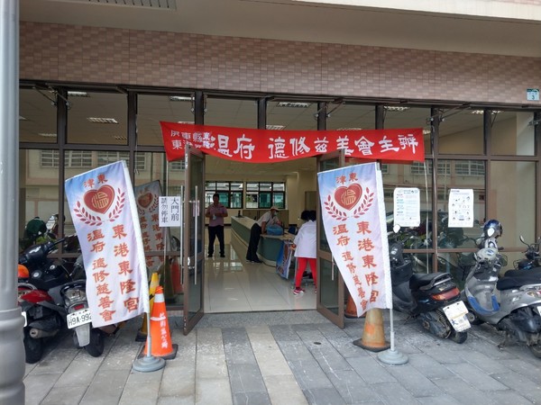 ▲屏東縣東港鎮東隆宮「溫府德修慈善會」，到高雄市森園區發端午節善款             。（圖／頂新和德文教基金會提供）