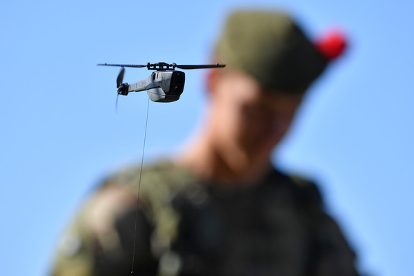▲「黑色大黃蜂」是一款軍用微型無人航空載具，是世界上最大的專業的熱成像攝像機FLIR Systems公司研發的。（圖／路透）