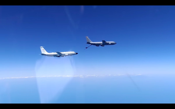 ▲美軍戰機出現在黑海中立海域上空。（圖／翻攝自YouTube／俄羅斯國防部）