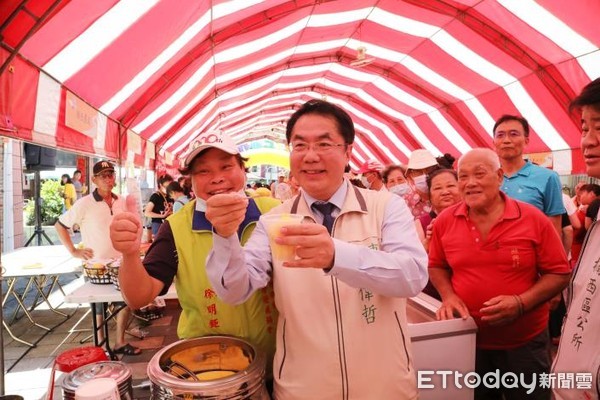 ▲台南市長黃偉哲到台南最大芒果產區的楠西，為「愛文芒果王」等獲獎者頒獎，並做行銷優質台南芒果的最佳代言人。（圖／記者林悅翻攝，下同）