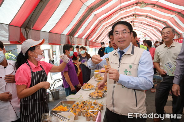 ▲台南市長黃偉哲到台南最大芒果產區的楠西，為「愛文芒果王」等獲獎者頒獎，並做行銷優質台南芒果的最佳代言人。（圖／記者林悅翻攝，下同）