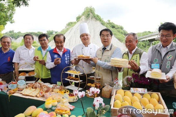 ▲台南市長黃偉哲27日出席大內芒果芒一夏記者會，為下週登場的大內芒果節活動預先揭幕。（圖／記者林悅翻攝，下同）