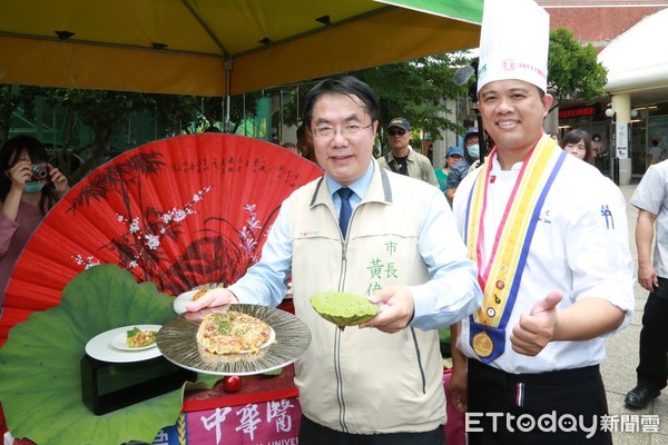 ▲副總統賴清德、台南市長黃偉哲一起出席推廣新鮮的白河蓮子，除親手體驗剝蓮子外，更逐力促端午伴手帶白河蓮子及農產品回家。（圖／記者林悅翻攝，下同）