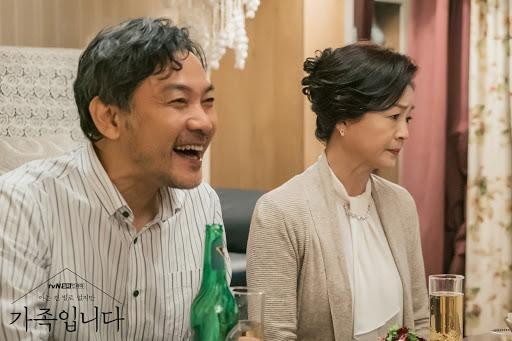 鄭進永（左）和元美京是結婚數十年後逐漸疏遠的夫妻。（翻攝tvN官網）