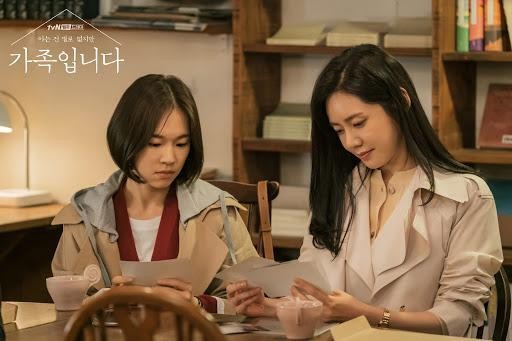 秋瓷炫（右）和韓藝璃是姊妹，卻從小就個性不同，經常起爭執。（翻攝tvN官網）