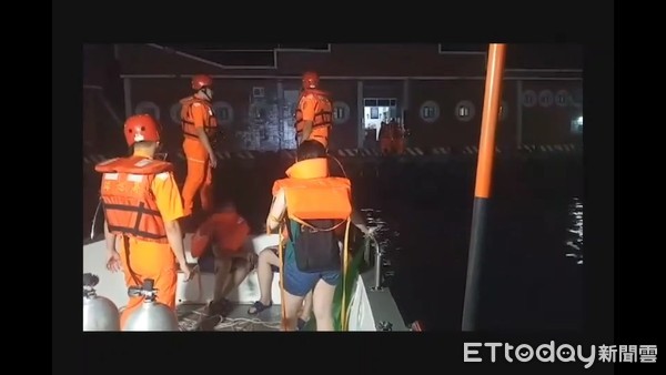 ▲基隆一艘遊艇27日晚間擱淺於基隆嶼西南岸。（圖／記者郭世賢翻攝）