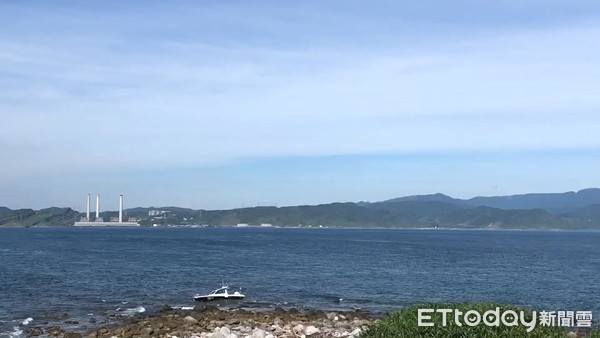 ▲基隆一艘遊艇27日晚間擱淺於基隆嶼西南岸。（圖／記者郭世賢翻攝）