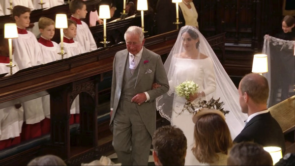 ▲英國查爾斯王儲（Prince Charles）於2018年5月19日代替梅根（Meghan Markle ）的父親，牽著梅根的手走紅毯。（圖／達志影像／美聯社）