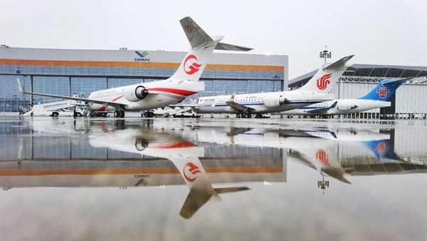 ▲中國商飛公司向大陸三主流航空交付ARJ21客機。（圖／翻攝中國經濟日報）