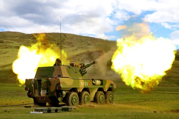 ▲解放軍車載榴彈砲射擊考核。（圖／翻攝《西路強軍號》官方微信）