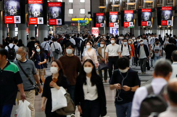 ▲▼日本疫情,東京一處車站民眾皆戴上口罩。（圖／路透）