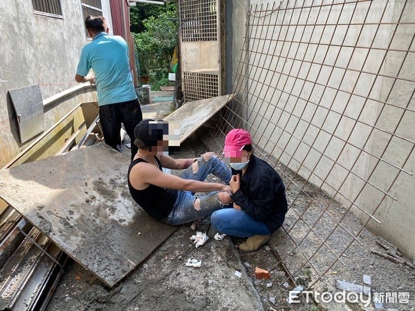 ▲男移工摔傷等待救援。（圖／大溪警分局提供）