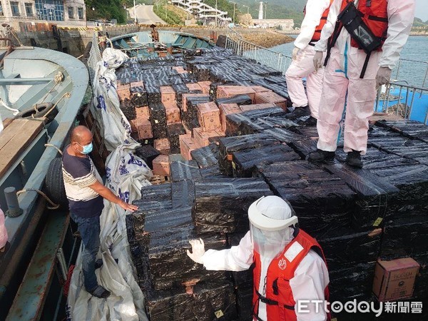 ▲馬祖海巡隊28日查獲大陸漁船走私大批韓國愛喜（ESSE）未稅洋菸。（圖／記者張君豪翻攝）