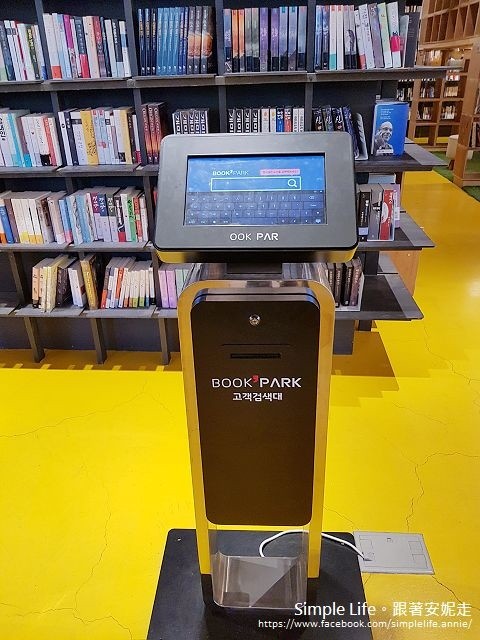 ▲《芝加哥打字機》、《羅曼史是別冊附錄》出現書店BOOK PARK。（圖／安妮小姐授權提供）