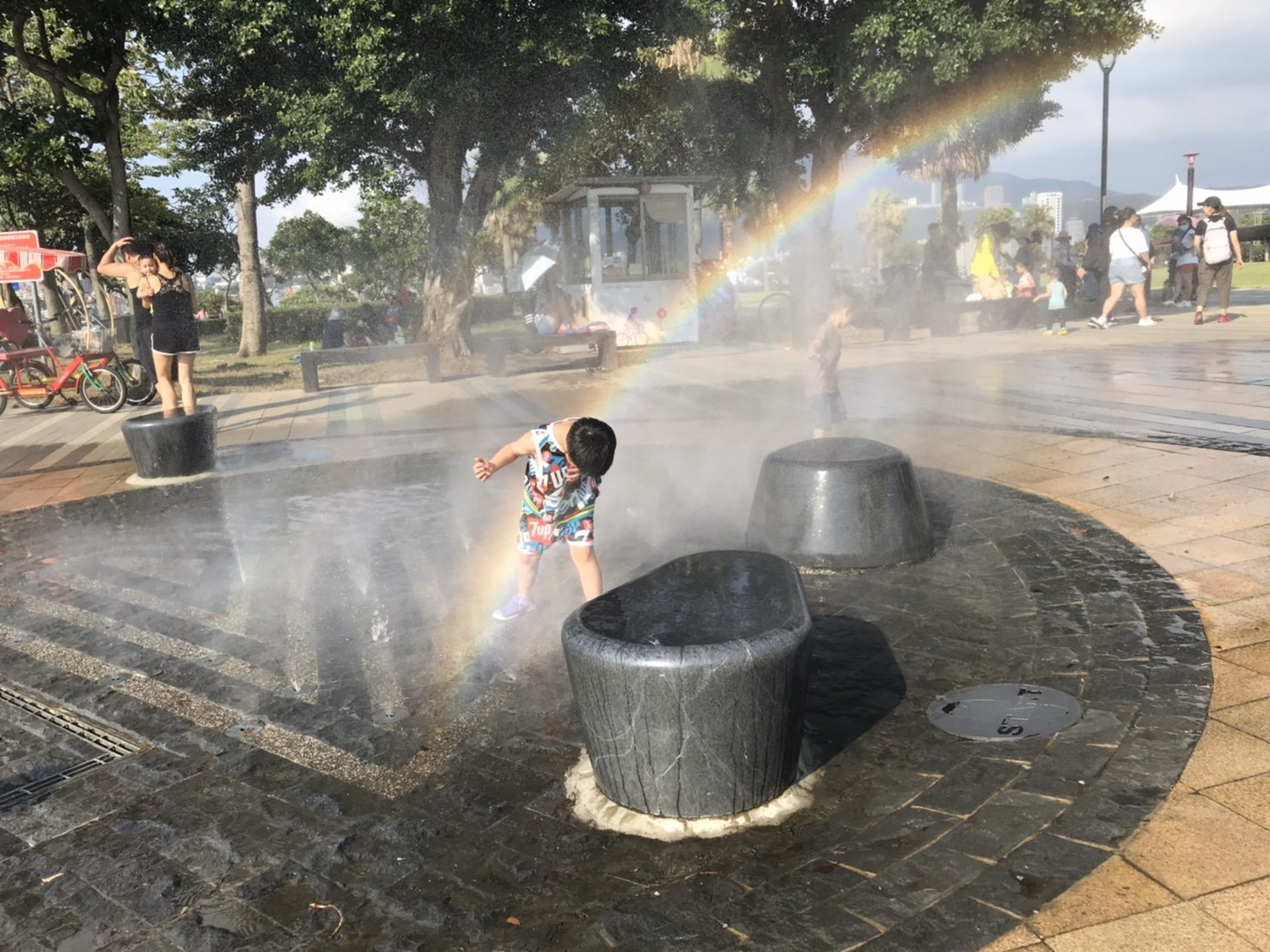 新北免費玩水2去處 地面噴水霧 高空戲水噴泉 還能賞絕美夕陽 Ettoday旅遊雲 Ettoday新聞雲
