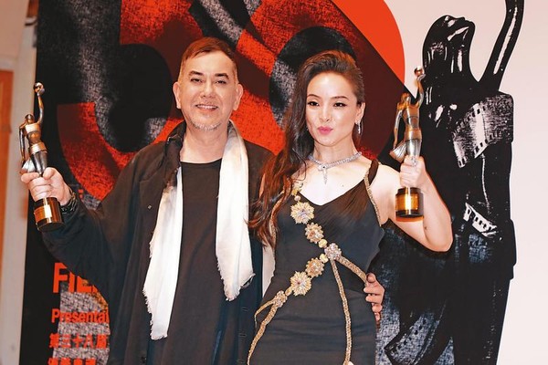 黃秋生（左）去年以電影《淪落人》三度獲香港電影金像獎最佳男主角，並透露拍此片時沒拿任何酬勞。右為曾美慧孜。（東方IC）
