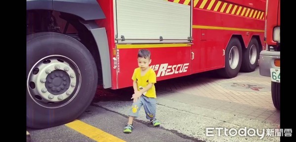 ▲5歲的羅菜頭在鹿港消防分隊跳舞萌翻許多人。（圖／記者唐詠絮翻攝）