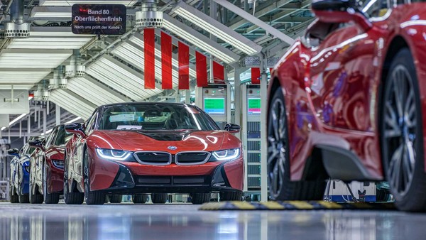 18台特殊塗裝「非賣品」步出產線　油電跑車BMW i8宣告正式停產（圖／翻攝自BMW）