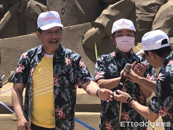 ▲▼交通部長林佳龍與衛福部長陳時中到福隆海水浴場拆沙雕口罩。（圖／記者楊詩益攝）