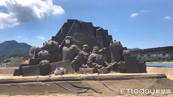 ▲▼交通部長林佳龍與衛福部長陳時中到福隆海水浴場拆沙雕口罩。（圖／記者楊詩益攝）