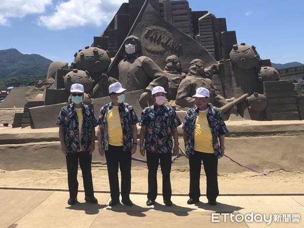 ▲▼交通部長林佳龍與衛福部長陳時中到福隆海水浴場拆沙雕口罩。（圖／記者楊詩益攝）