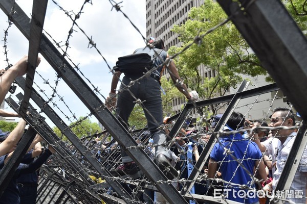 國民黨場內對峙綠營 支持者場外撞拒馬聲援怒嗆 警察是我們養的 Ettoday政治新聞 Ettoday新聞雲