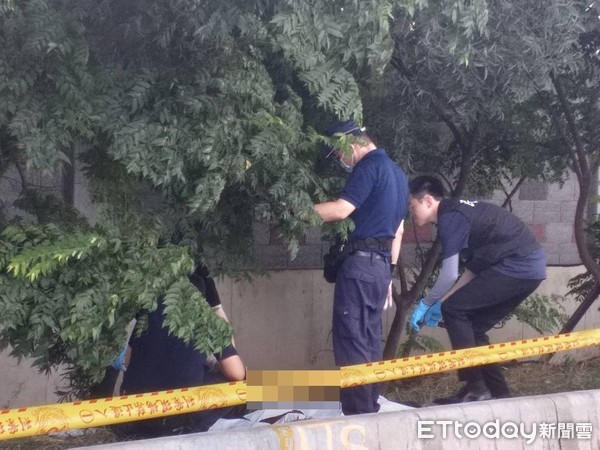▲▼五楊高架橋下驚見發黑屍體。（圖／地方中心翻攝）