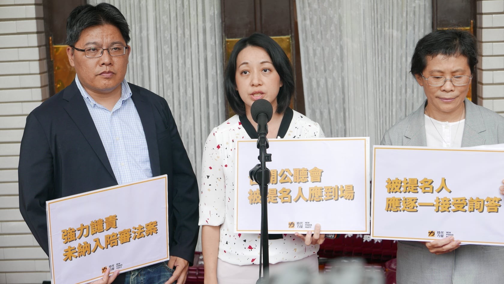 ▲▼針對此次召開臨時會所引起之爭議，時代力量黨團於立法院議場門口，表達時代力量黨團對臨時會的訴求。（圖／翻攝時代力量臉書）