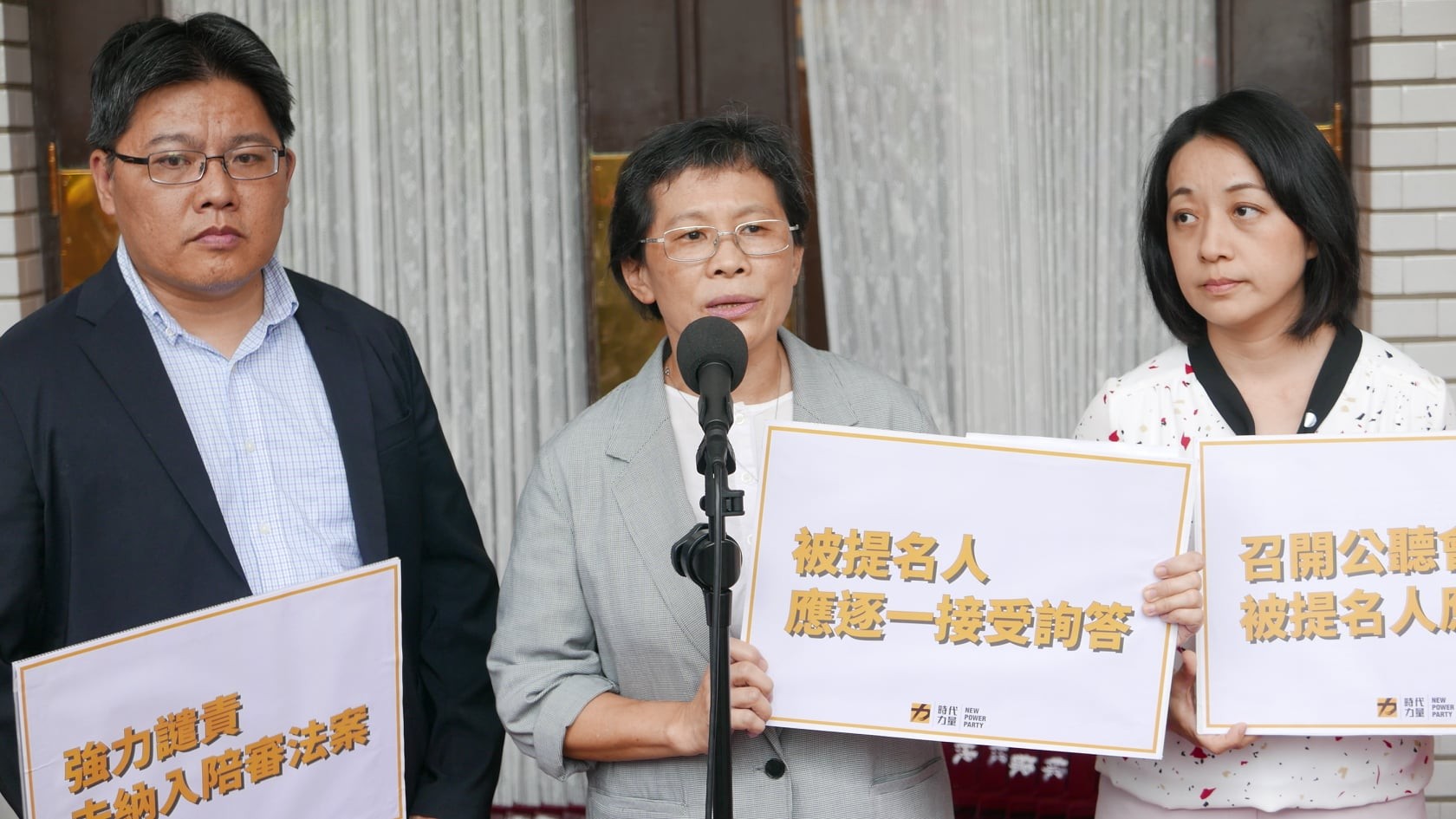 ▲▼針對此次召開臨時會所引起之爭議，時代力量黨團於立法院議場門口，表達時代力量黨團對臨時會的訴求。（圖／翻攝時代力量臉書）