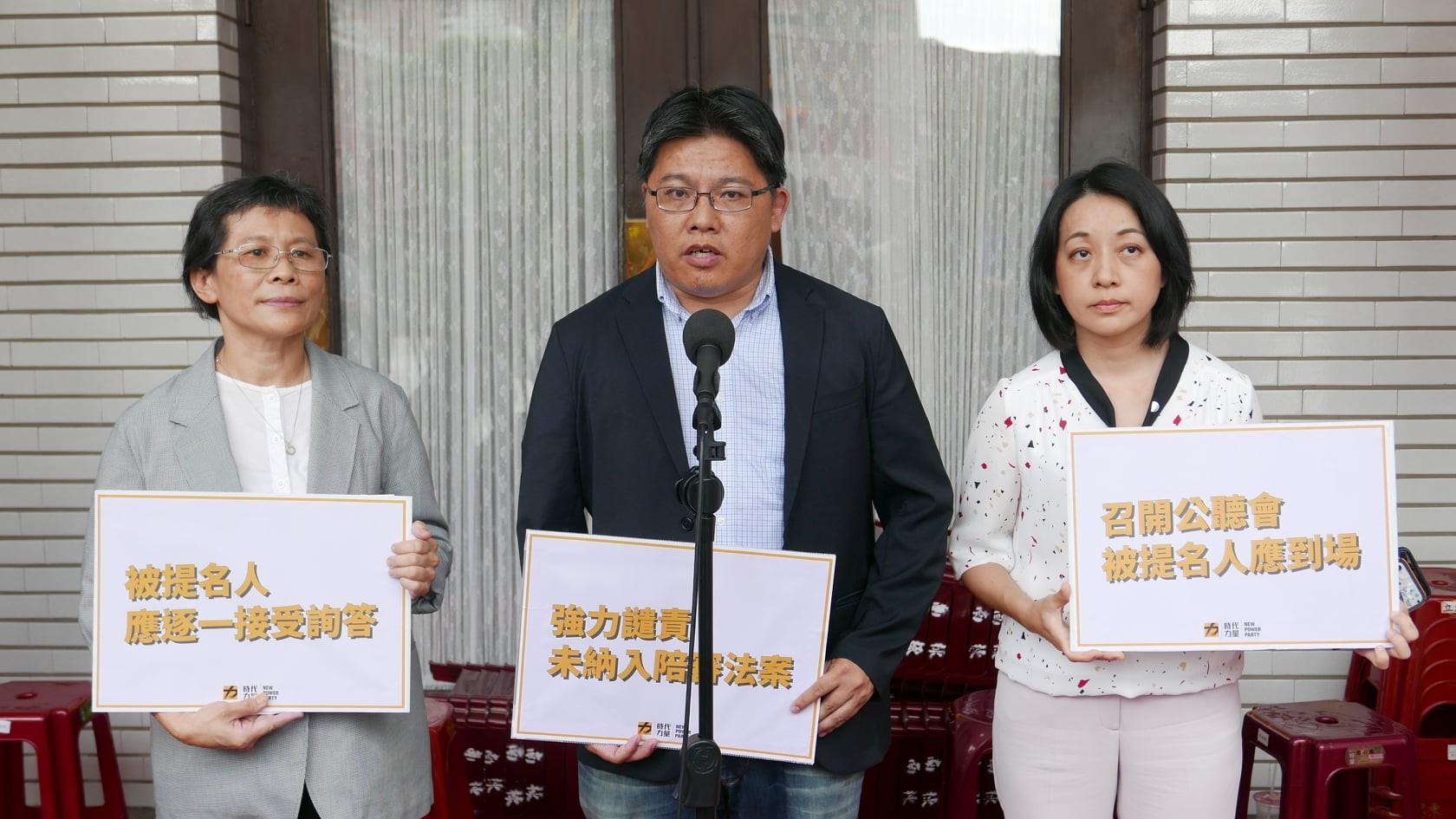 ▲▼針對此次召開臨時會所引起之爭議，時代力量黨團於立法院議場門口，表達時代力量黨團對臨時會的訴求。（圖／翻攝時代力量臉書）