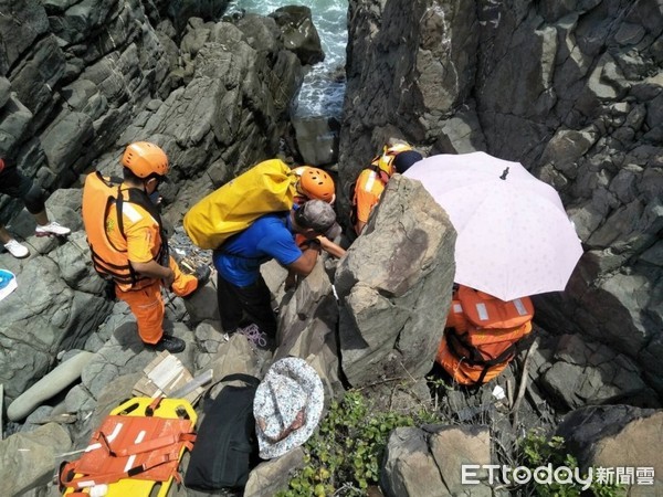▲海巡人員在阿郎壹古道救援墜落深谷的女遊客             。（圖／海巡人員提供）