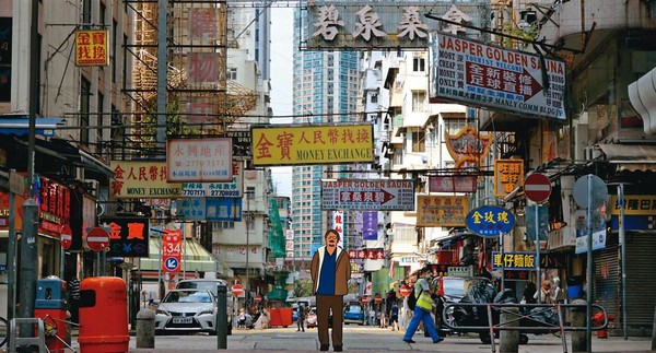 影片中鄭問以2D動畫的方式，出現在實景拍攝的香港街頭。（貝殼放大提供）
