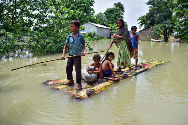 ▲▼印度阿薩姆邦被洪水淹沒的房屋。（圖／路透）