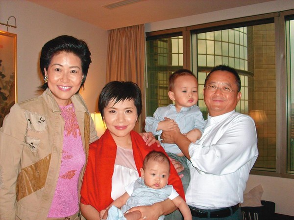 張清芳（左2）與宋學仁（右1）結婚後，育有2子，一家四口相當和樂。左1為名媛陸莉玲。（陸莉玲提供）