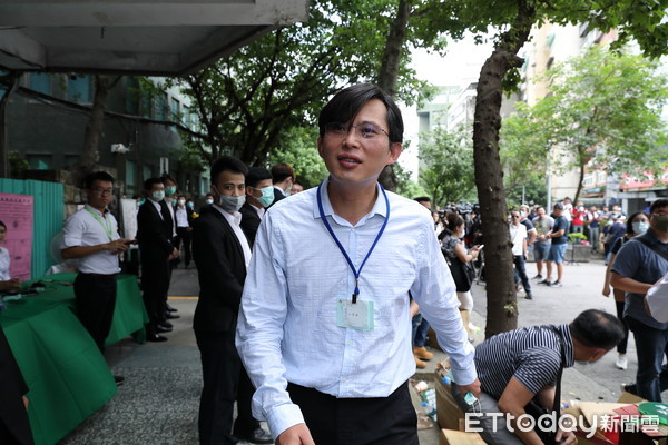 ▲▼大同公司109年股東常會在市場派公司派大亂鬥中展開，前立委黃國昌離開會場時痛批公司派違法亂紀。也有小股東被公司派請來的黑衣人打傷，揚言要驗傷控高公司高層。（圖／記者湯興漢攝）