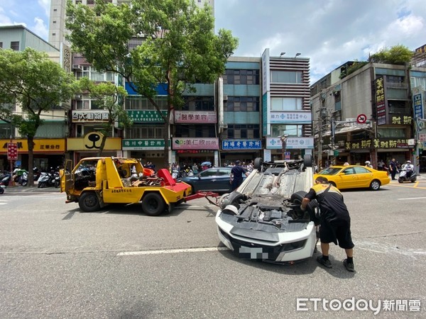 ▲▼黃男開車行徑間爆胎，車子翻覆             。（圖／記者陳以昇翻攝）