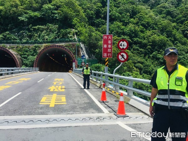 ▲草埔隧道30日起試辦開放大型重機通行，屏東警方加強取締違規行為            。（圖／記者陳崑福翻攝）