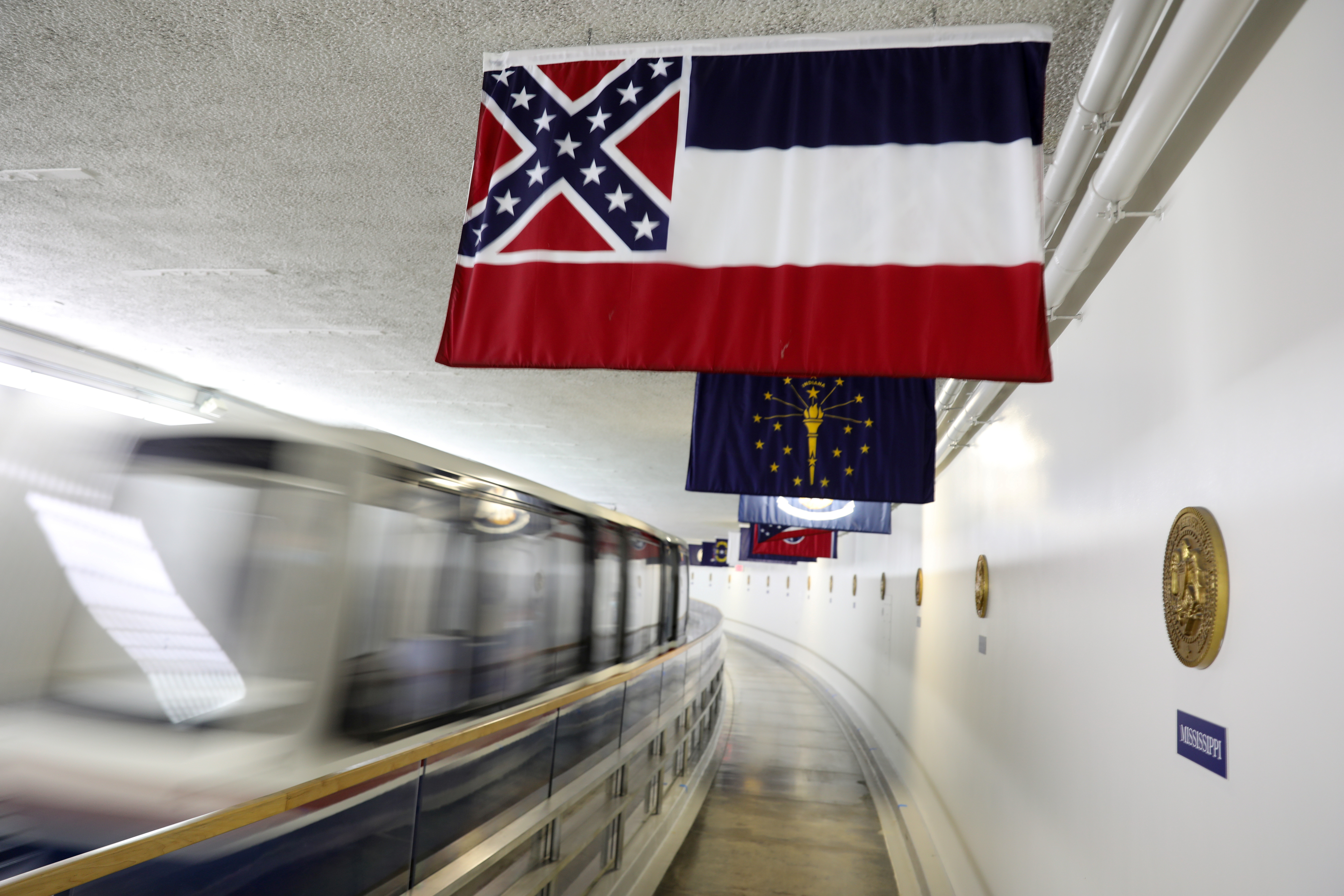 ▲▼含南方邦聯標誌的密西西比州旗1894年啟用，2020年停用。（圖／路透）
