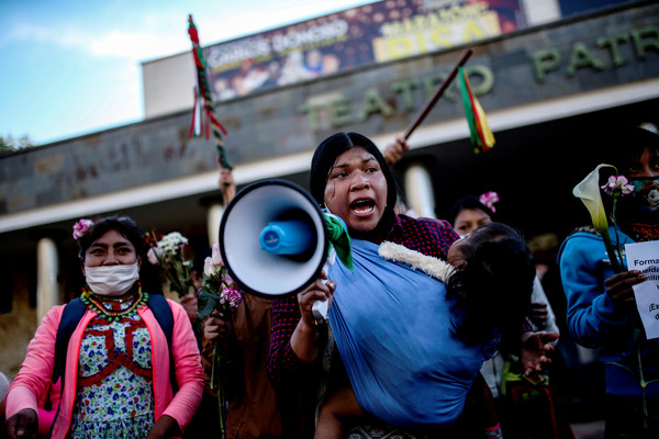 ▲▼哥倫比亞婦女上街抗議軍人的性暴力行為。（圖／路透）