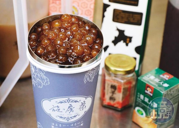 施房茶自創的「雪珠人蔘鮮奶烏」大杯要價255元，被稱為全台最貴珍奶。