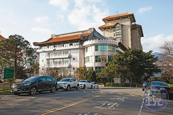 文大風波不斷，歷經張鏡湖與前妻穆閩珠爭奪董座、校長遴選爭議，張去世後，董事長之爭又引發二派董事互鬥。