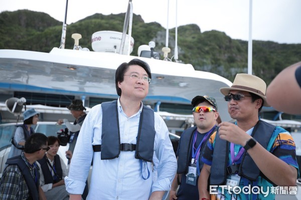 ▲ 台灣龍珠美譽基隆嶼正式開放登島 林右昌：7月起歡迎觀海賞生態。（圖／基隆市政府提供）